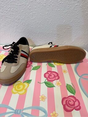 Tommy Hilfiger, court tennis shoe, size 10. NEW Without Box